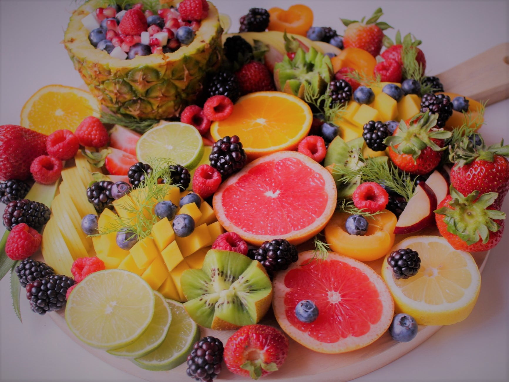 ما هي فوائد اكل الفواكه قبل النوم وهل صحية أم ضارة