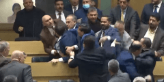 مشاجرة بالأيدي داخل البرلمان الأردني بسبب “كلمة” شاهد بالفيديو
