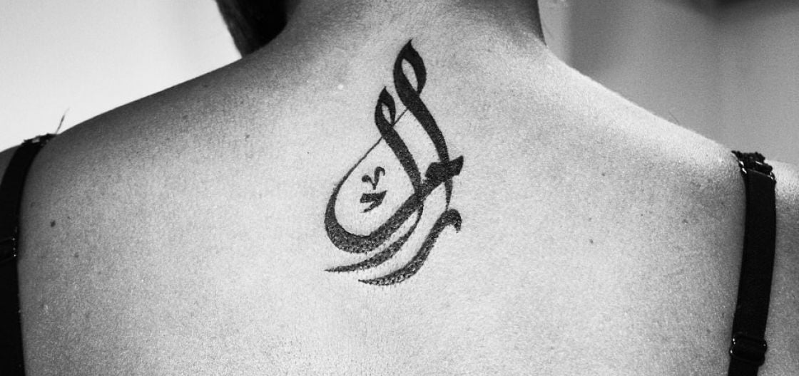 مشاهير العالم بأزياء ووشوم باللغة العربية