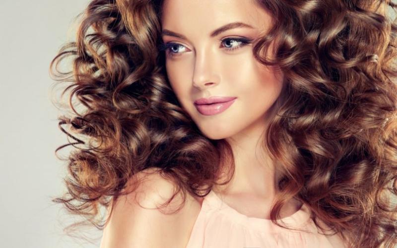 ترطيب الشعر الكيرلي بخلطات طبيعية لا تضر بصحة شعرك 