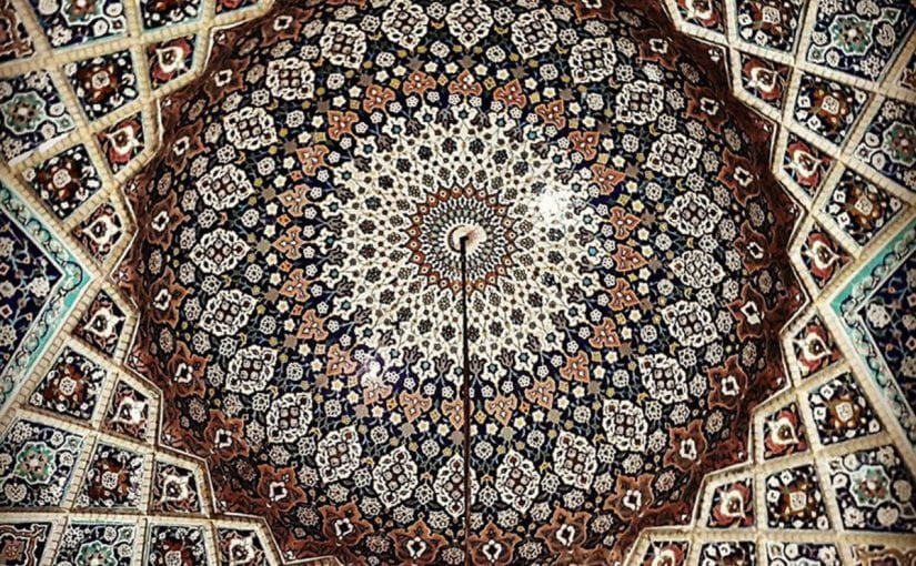 استخدمت الزخارف والرسوم بكثرة في الجدران والمساجد في الماضي والحاضر