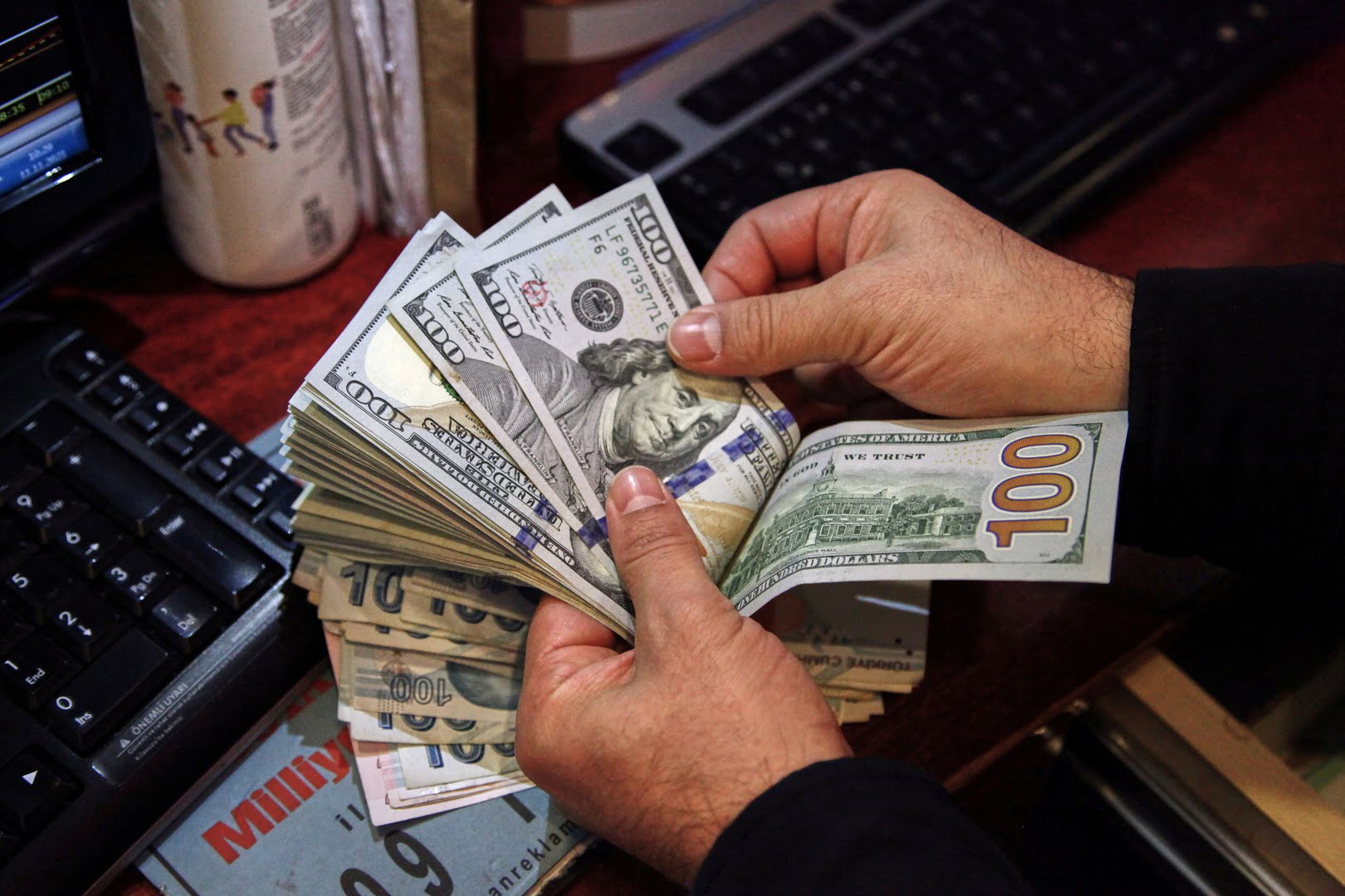 هل سينخفض سعر الدولار في مصر
