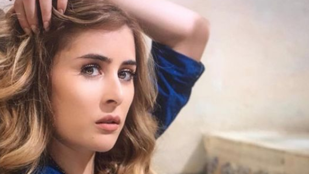 كم عمر عائشة بن أحمد