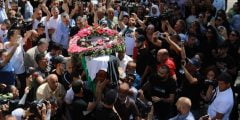 فيديو لحظة الاعتداء على جنازة شيرين ابو عاقلة في القدس