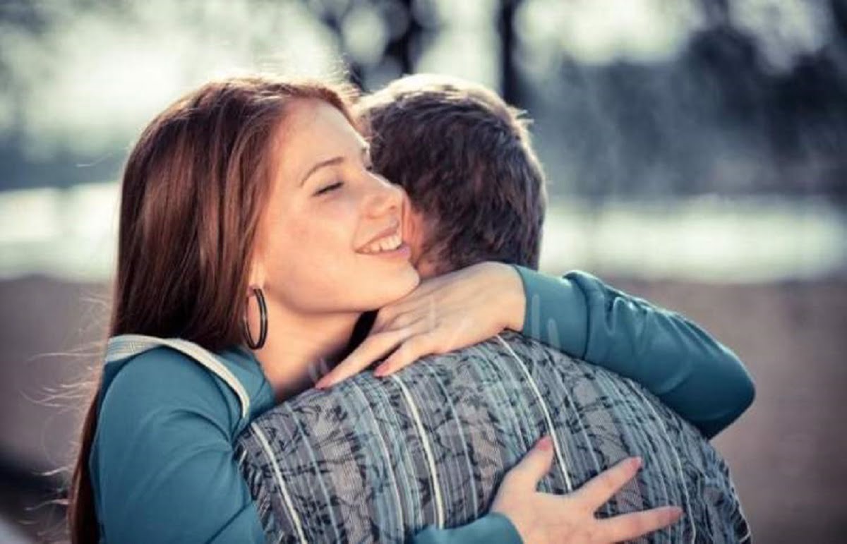 تأثير الحضن على الرجل وأنواع الأحضان التي يحبها الرجال