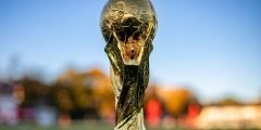 هل كأس العالم مصنوع من الذهب؟