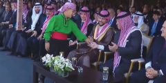ماذا اعطى الطفل لملك الاردن